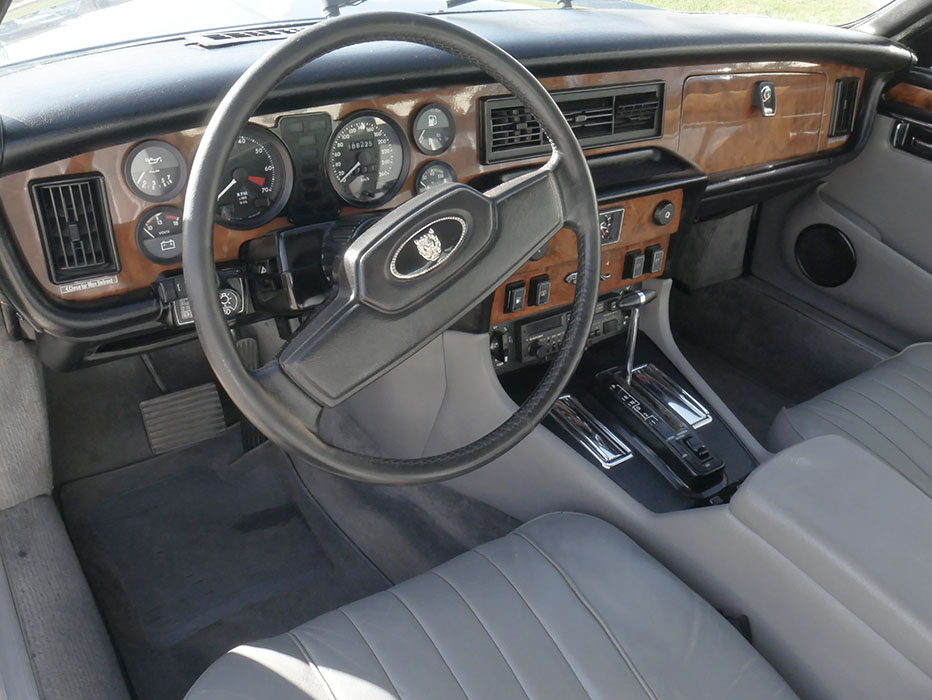 Jaguar Sovereign HE XJ12 5.3